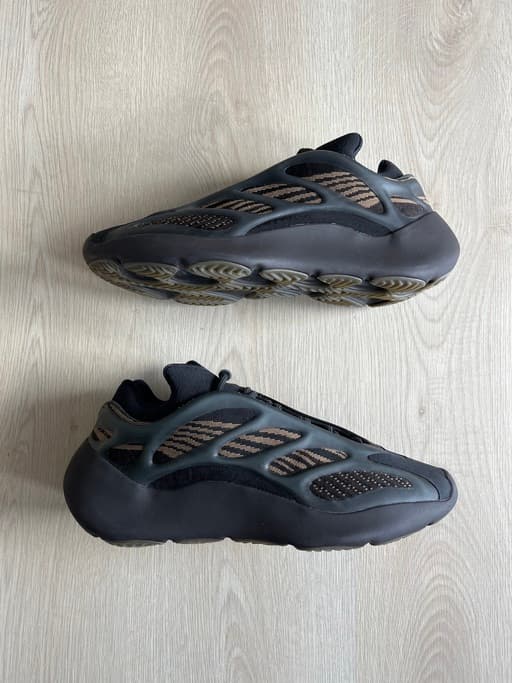 Yeezy 700 V3 'Clay Brown' (2020)