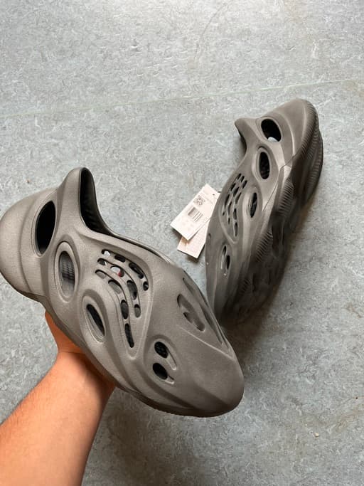 Yeezy Foam Runner 'Carbon' (2023)
