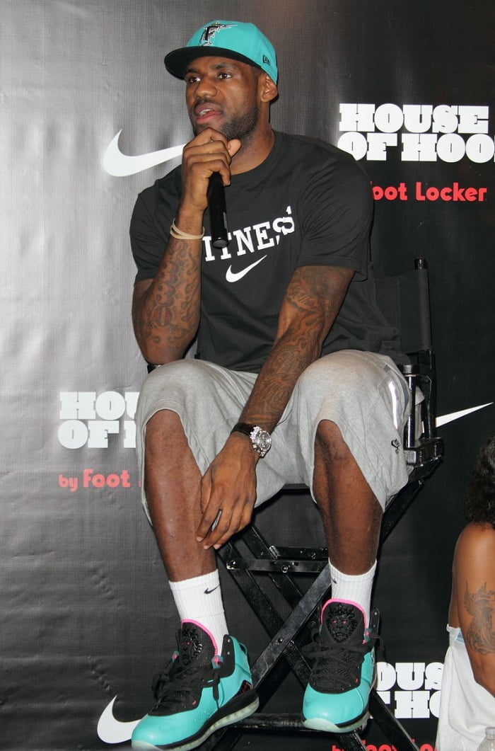 LeBron James vistiendo la Nike LeBron 8 South Beach