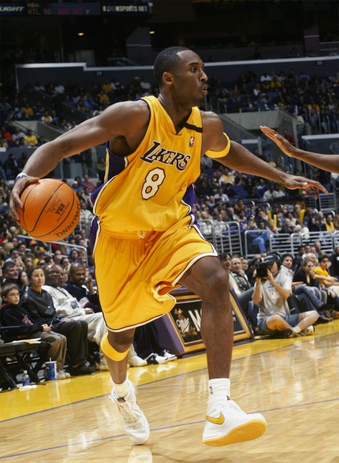 Kobe Bryant usando el Nike Air Force 1 High Lakers PE