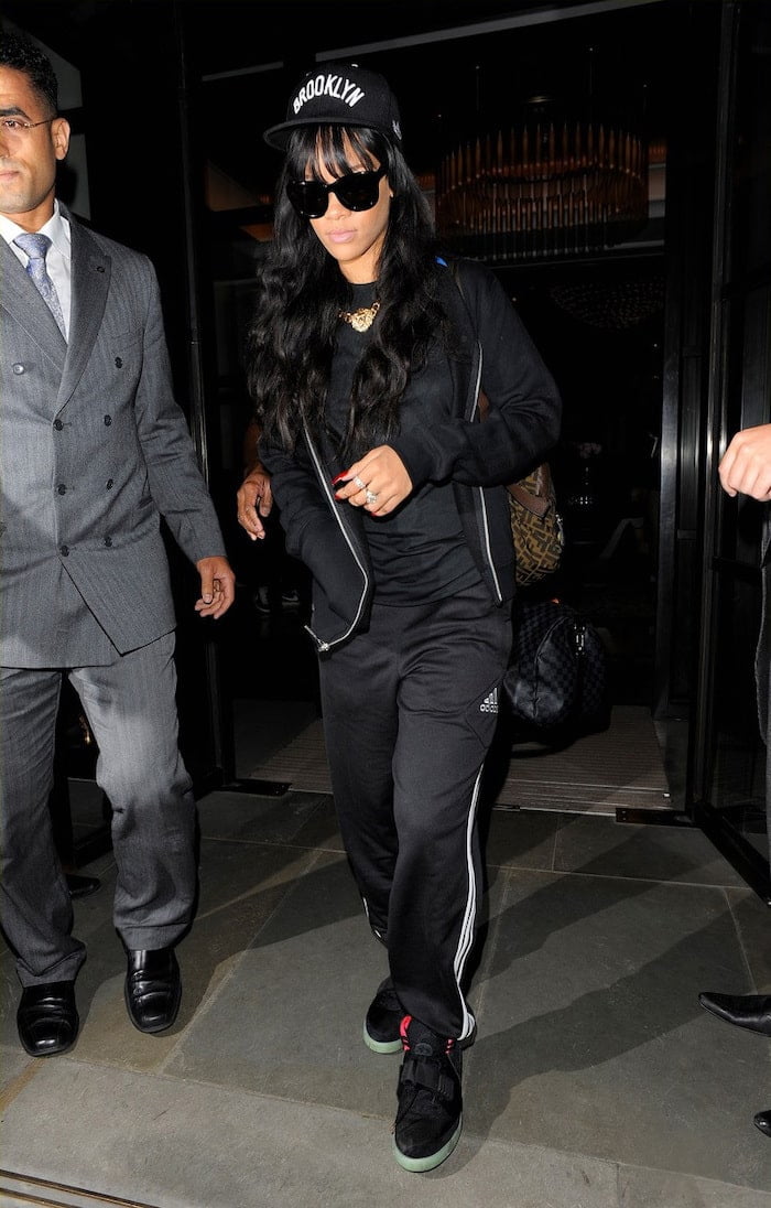 Rihanna Llevar el Nike Air Yeezy 2 Solar Red-min
