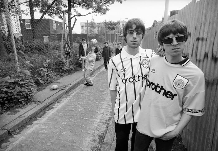 Oasis Liam Gallagher y Noel Gallagher vistiendo camisetas del Manchester City